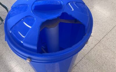 Cubo de basura tricompartimental giratório